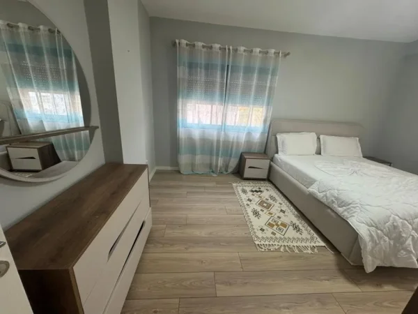 Shqiperi, jepet me qera apartament 2+1+Ballkon Kati 4, 100 m² 500 € (Rruga Thesarit)