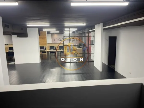 Ambient per Shitje 350m2, Sheshi Willson Tirane!