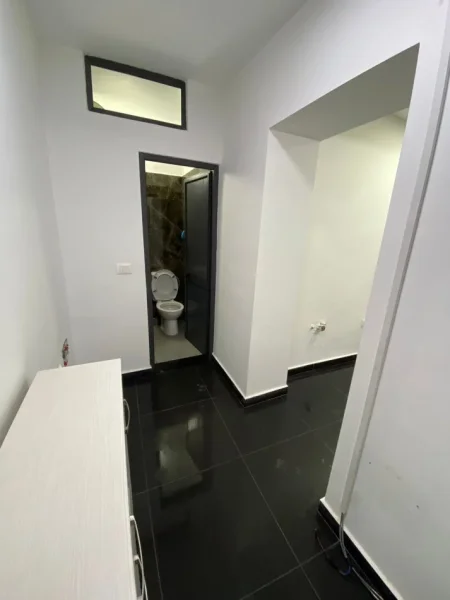 Tirane, jepet me qera dyqan Kati 0, 24 m² 450 € 