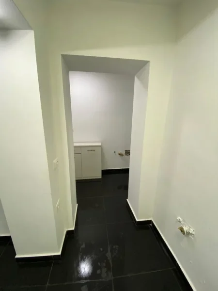 Tirane, jepet me qera dyqan Kati 0, 24 m² 450 € 