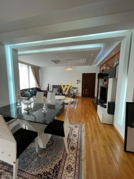 Tirane, jepet me qera apartament 2+1+Ballkon Kati 8, 140 m² 2.000 € (BLLOK)