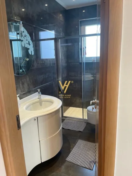 Tirane, jepet me qera apartament 2+1+Ballkon Kati 8, 140 m² 2.000 € (BLLOK)