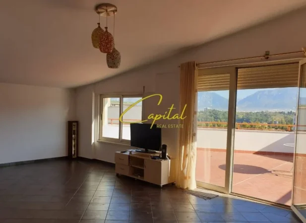 Tirane, jepet me qera apartament 4+1 Kati 5, 210 m² 1.200 € (LIQENI ARTIFICIAL)