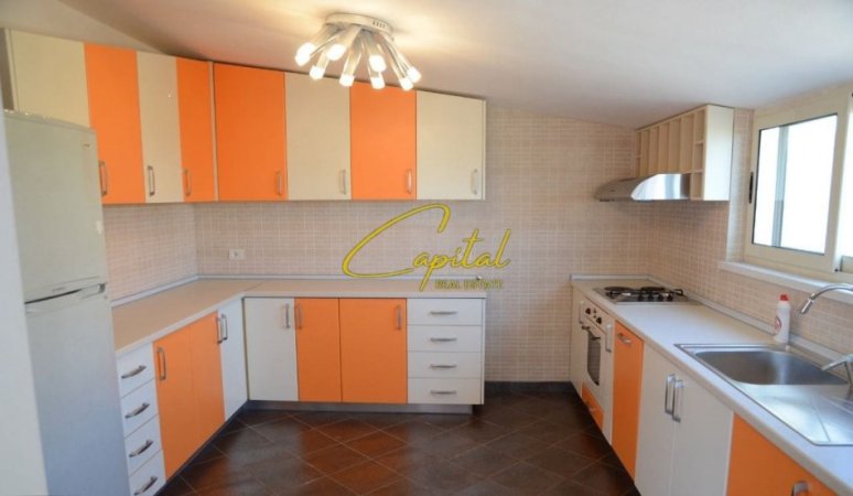 Tirane, jepet me qera apartament 4+1 Kati 5, 210 m² 1.200 € (LIQENI ARTIFICIAL)