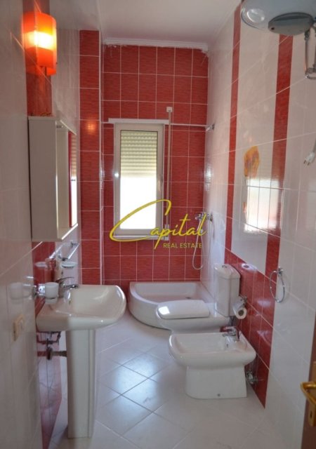 Tirane, jepet me qera apartament 4+1 Kati 5, 210 m² 1.200 € (LIQENI ARTIFICIAL)