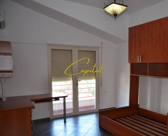 Tirane, jepet me qera apartament 4+1 Kati 5, 210 m² 1.200 € (LIQENI ARTIFICIAL)