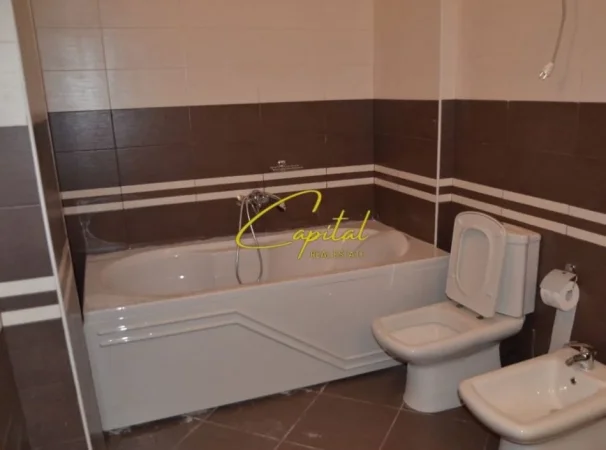 Tirane, jepet me qera apartament 4+1 Kati 5, 210 m² 1.200 € (LIQENI ARTIFICIAL)