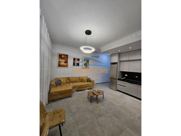 Tirane, jepet me qera apartament 2+1+Ballkon Kati 8, 109 m² 1.500 € (QENDER)