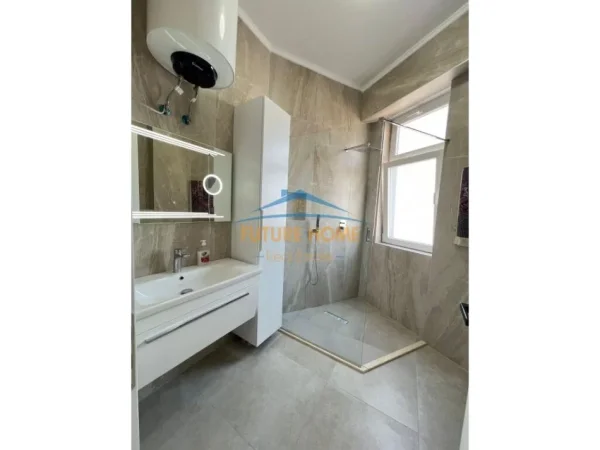 Tirane, jepet me qera apartament 2+1+Ballkon Kati 8, 109 m² 1.500 € (QENDER)