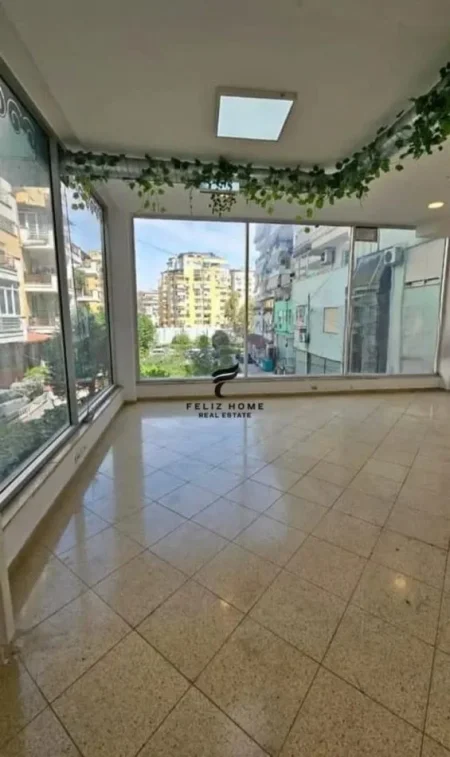 Tirane, shitet dyqan Kati 1, 136 m² 200.000 € (KODRA E DIELLIT)