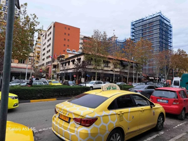 Tirane, jap me qera garazh Kati -2, 20 m² 130 € (Bogdaneve prane rruges se Kavajes)