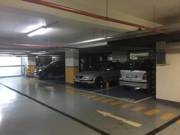 Tirane, jap me qera garazh Kati -2, 20 m² 130 € (Bogdaneve prane rruges se Kavajes)