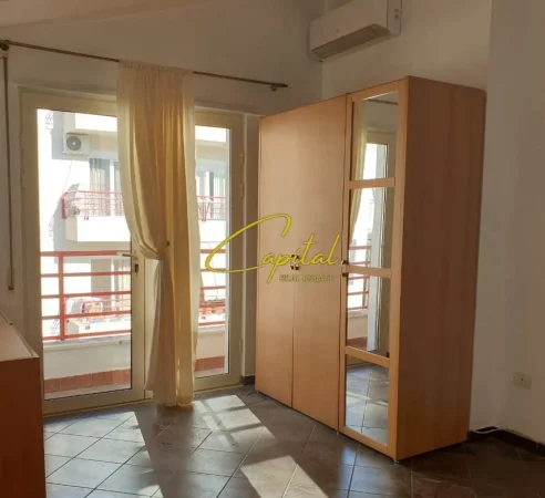 Tirane, jepet me qera zyre Kati 5, 200 m² 1.200 € (LIQENI ARTIFICIAL)