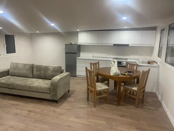 Tirane, jepet me qera apartament 1+1 Kati 4, 75 m² 400 € (Rruga Siri Kodra)