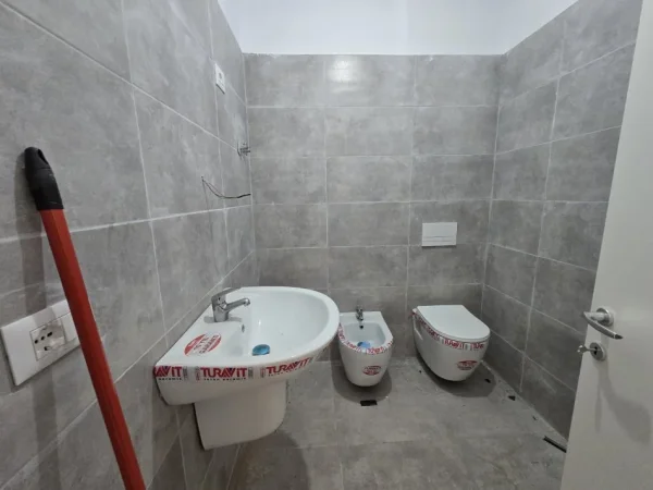 Tirane, shitet apartament 2+1+Aneks+Ballkon Kati 6, 97 m² 106.000 € (univers city)