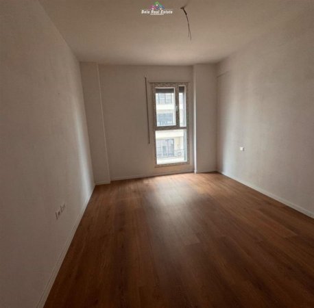 Tirane, jepet me qera zyre Kati 6, 100 m² 600 € (don bosko)