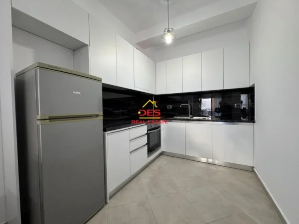 Vlore, jepet me qera apartament 1+1+Ballkon Kati 6, 70 m² 320 € (Rruga Sadik Zotaj)
