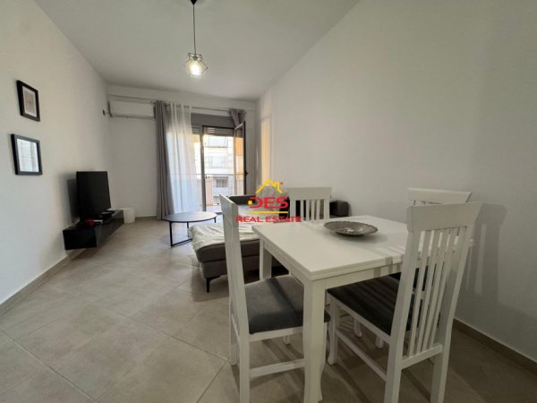Vlore, jepet me qera apartament 1+1+Ballkon Kati 6, 70 m² 320 € (Rruga Sadik Zotaj)