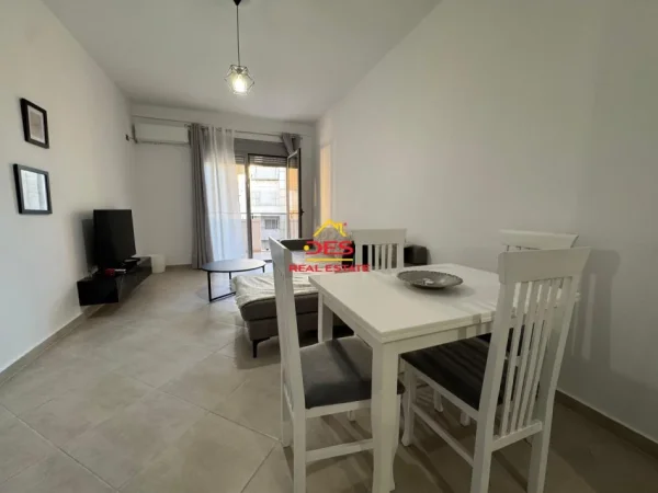 Vlore, jepet me qera apartament 1+1+Ballkon Kati 6, 70 m² 320 € (Rruga Sadik Zotaj)