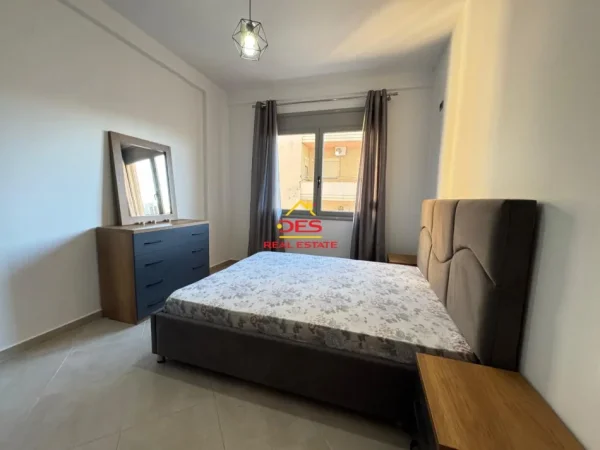 Vlore, jepet me qera apartament 1+1+Ballkon Kati 6, 70 m² 320 € (Rruga Sadik Zotaj)