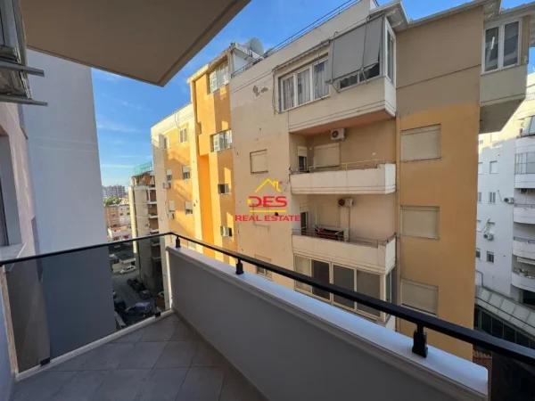 Vlore, jepet me qera apartament 1+1+Ballkon Kati 6, 70 m² 320 € (Rruga Sadik Zotaj)