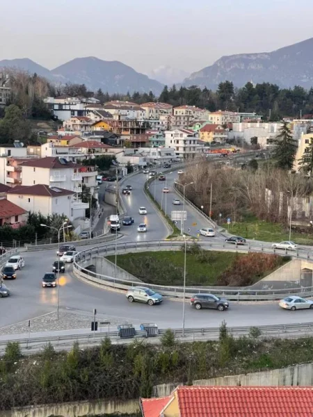 Tirane, jepet me qera magazine Kati 0, 300 m² 900 € (Sauk)