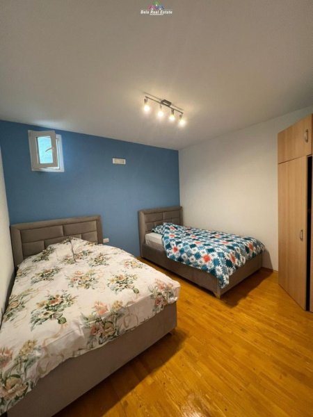 Tirane, jepet me qera Vile 2+1 Kati 3, 80 m² 450 € (SAUK)