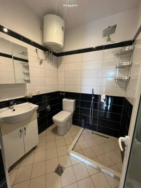 Tirane, jepet me qera Vile 2+1 Kati 3, 80 m² 450 € (SAUK)