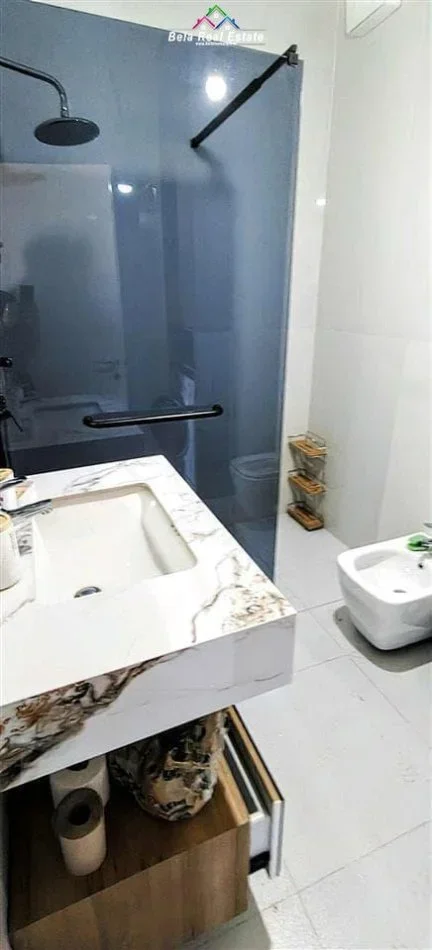 Tirane, jepet me qera apartament 1+1+Ballkon Kati 21, 78 m² 1100 € (rruga e kavajes)