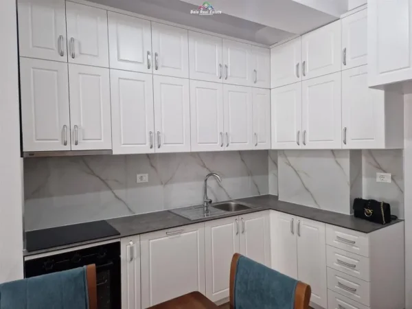 Tirane, jepet me qera apartament 2+1+Ballkon Kati 3, 90 m² 550 € (ali demi)