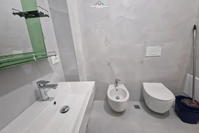 Tirane, jepet me qera apartament 2+1+Ballkon Kati 3, 90 m² 550 € (ali demi)