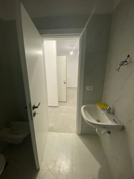 Tirane, jepet me qera apartament 1+1 Kati 1, 87 m² 450 € (Fusha Aviacionit)