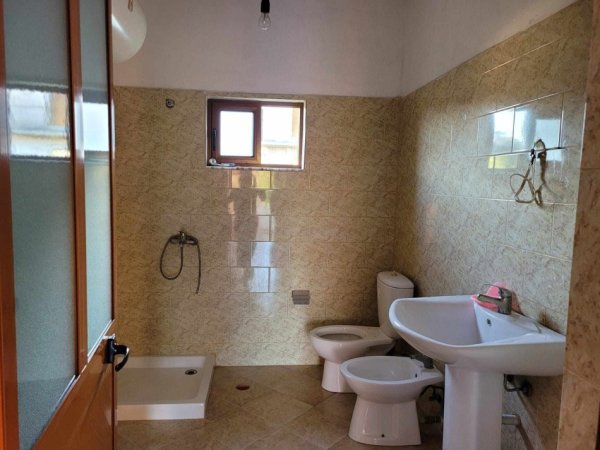 Tirane, jepet me qera Penthouse 2+1+BLK Kati 2, 100 m² 25.000 Leke (Rruga e qershive)
