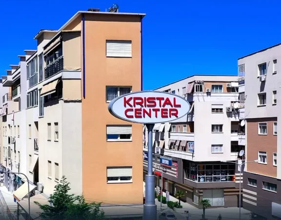 Tirane, jepet me qera apartament 1+1+Ballkon Kati 4, 65 m² 750 € (Komuna e Parisit)