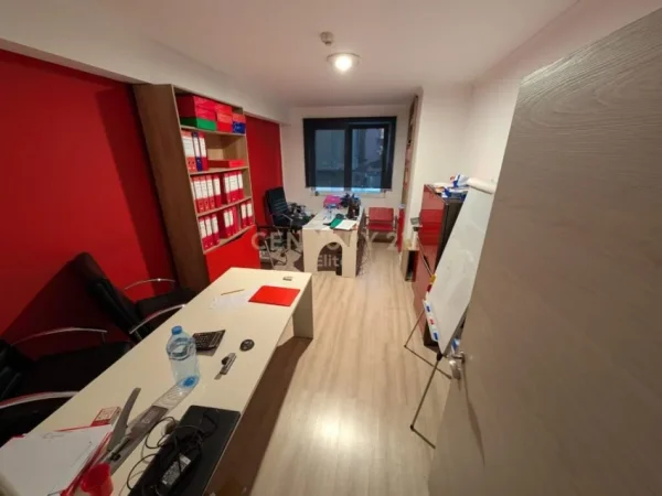 Tirane, jap me qera zyre , 167 m² 2.500 € (Ish Blloku)