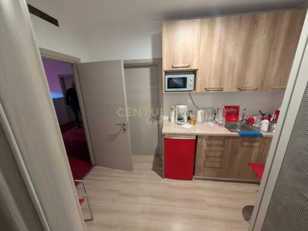 Tirane, jap me qera zyre , 167 m² 2.500 € (Ish Blloku)