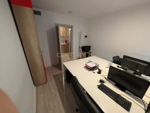 Tirane, jap me qera zyre , 167 m² 2.500 € (Ish Blloku)