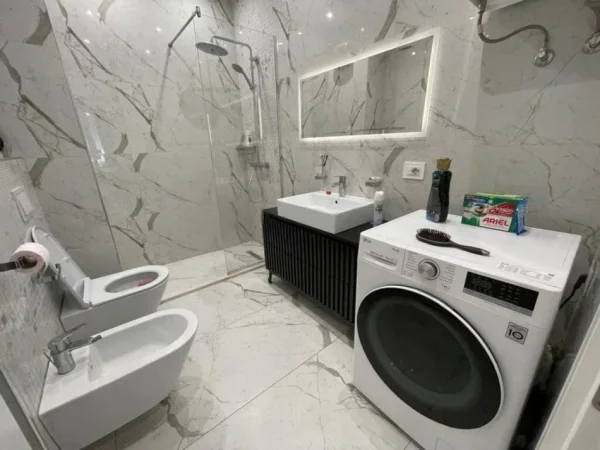 Tirane, jepet me qera apartament 2+1+Ballkon Kati 3, 105 m² 700 € (Porcelan)