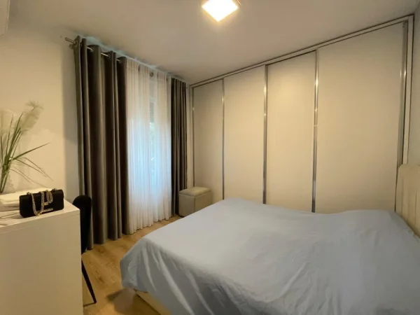 Tirane, jepet me qera apartament 1+1+Aneks Kati 2, 58 m² 550 € (rruga 5 maji , concord center)