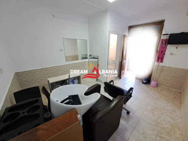 Tirane, jepet me qera dyqan Kati 0, 15 m² 250 € (asim vokshi)