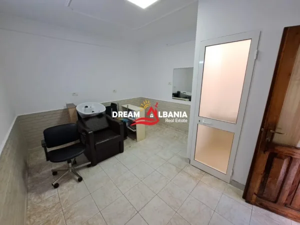Tirane, jepet me qera dyqan Kati 0, 15 m² 250 € (asim vokshi)