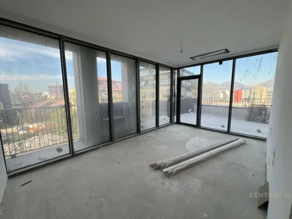 Tirane, jepet me qera apartament+verande | Penthouse 2+1 Kati 3, 194 m² 1.600 € (Lake view residence)