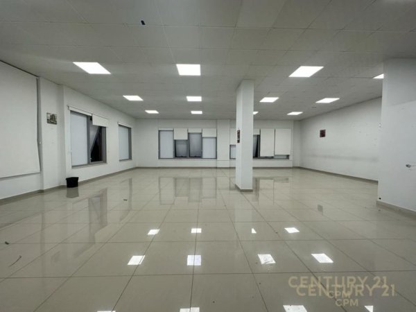 Tirane, jepet me qera ambjent biznesi Kati 1, 320 m² 2.600 € (Rruga Bardhyl)