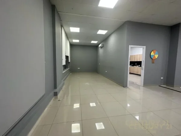 Tirane, jepet me qera ambjent biznesi Kati 1, 320 m² 2.600 € (Rruga Bardhyl)