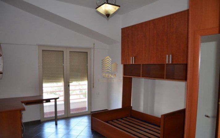 Tirane, jepet me qera apartament 2+1+Ballkon Kati 5, 210 m² 1.200 € (Liqeni Thate)