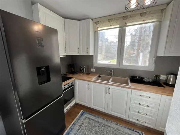 Tirane, jepet me qera apartament 1+1+Ballkon Kati 1, 65 m² 650 € (Rruga e Elbasanit)