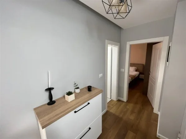 Tirane, jepet me qera apartament 1+1+Ballkon Kati 1, 65 m² 650 € (Rruga e Elbasanit)