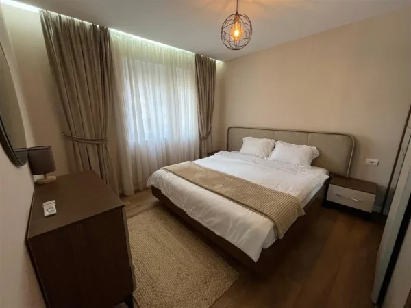Tirane, jepet me qera apartament 1+1+Ballkon Kati 1, 65 m² 650 € (Rruga e Elbasanit)