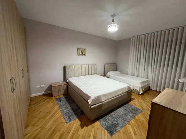 Tirane, jepet me qera apartament 1+1+Aneks Kati 1, 55 m² 500 € (Stadiumi Dinamo)