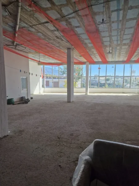 Tirane, shitet magazine Kati 2, 530 m² 180.000 € (Babrru shpat)